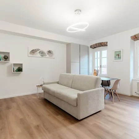 Sunflower -the House Of Travelers *