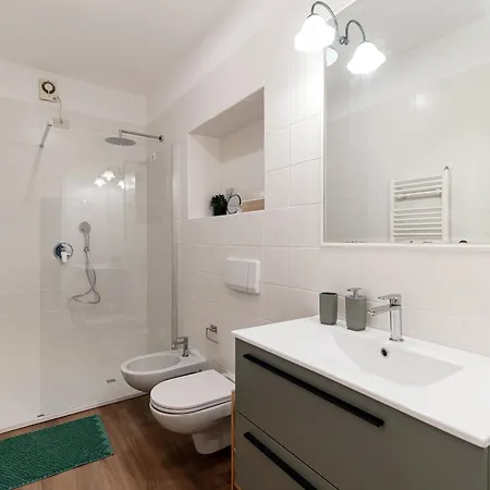 Sunflower -the House Of Travelers Como